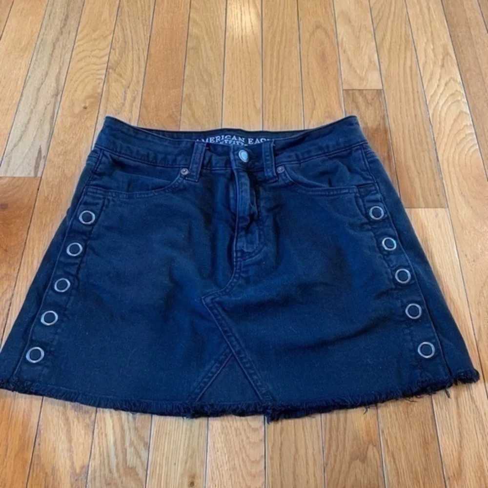 American Eagle Cutoff Black Denim Mini Skirt With Gromets Size 0